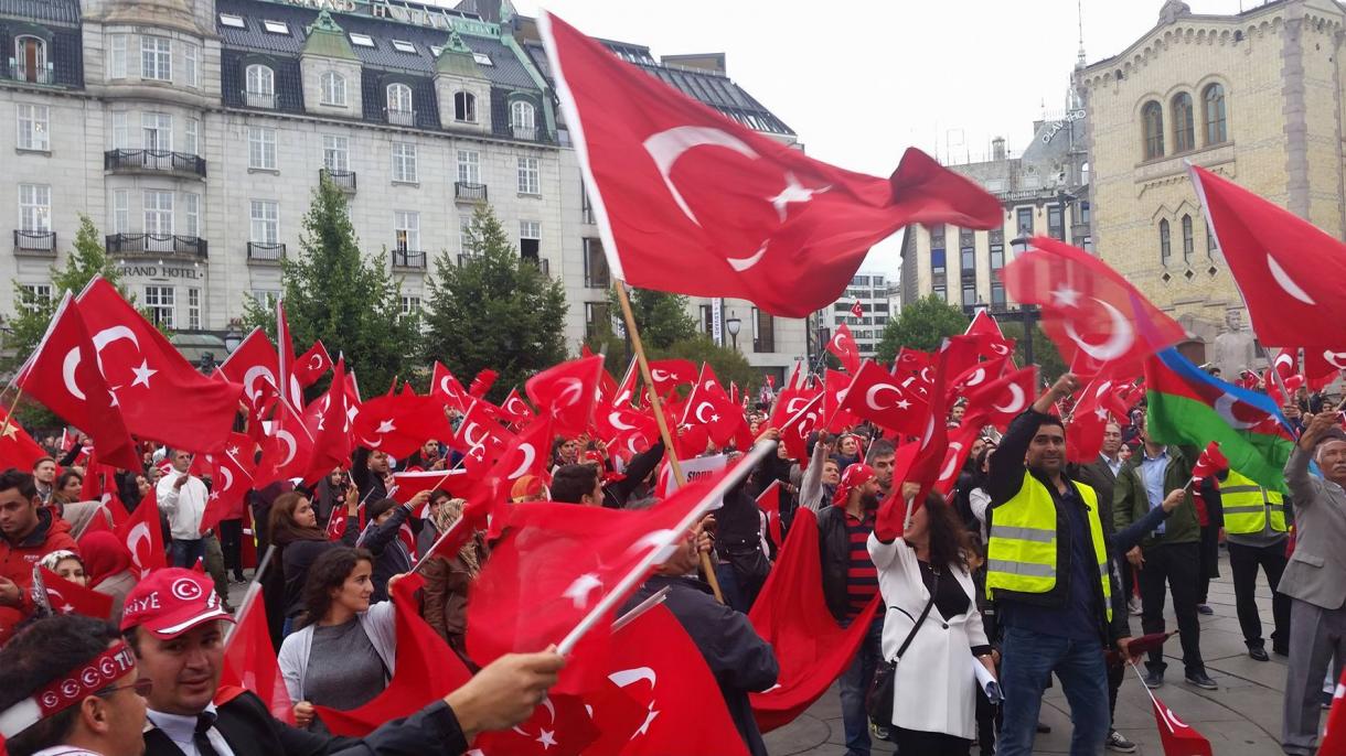 norveç'te türkler darbe ve teröre karşı yürüdü.jpg