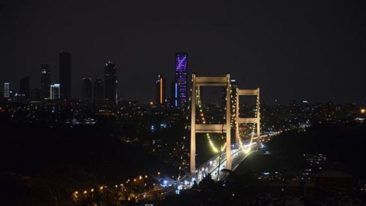 Los puentes de Estambul fueron coloreados para el Día Internacional del Cáncer Infantil