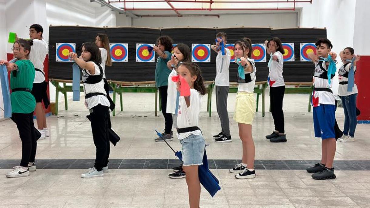 土耳其少年儿童向世界冠军学习射箭表演