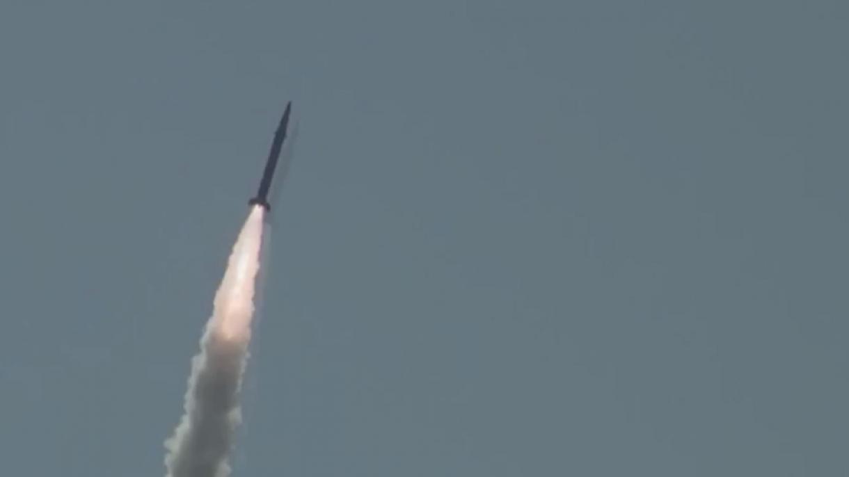 Pakistán prueba con éxito el sistema autóctono de lanzacohetes Fatah-2