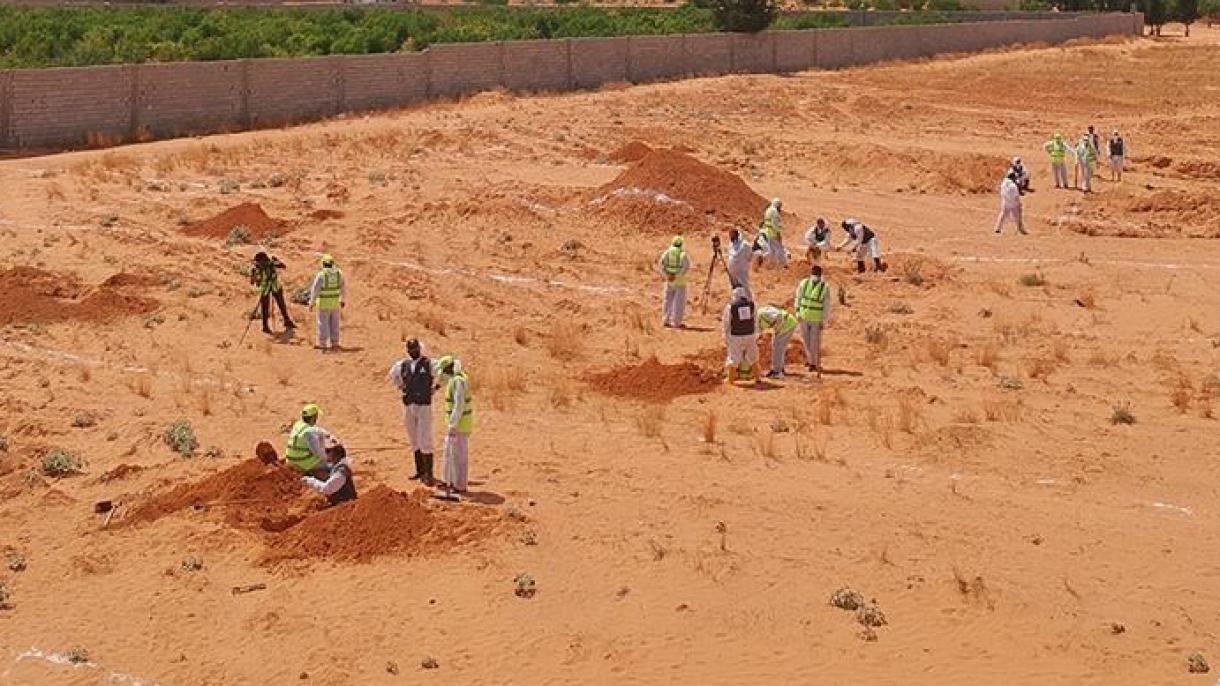利比亚泰尔胡内市集体坟墓中又挖出多具尸体