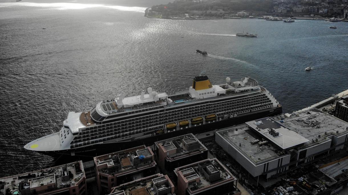 کشتی تفریحی کروز " اسپریت اف دیسکاوری " در بندر گالاتاپورت استانبول لنگر انداخت