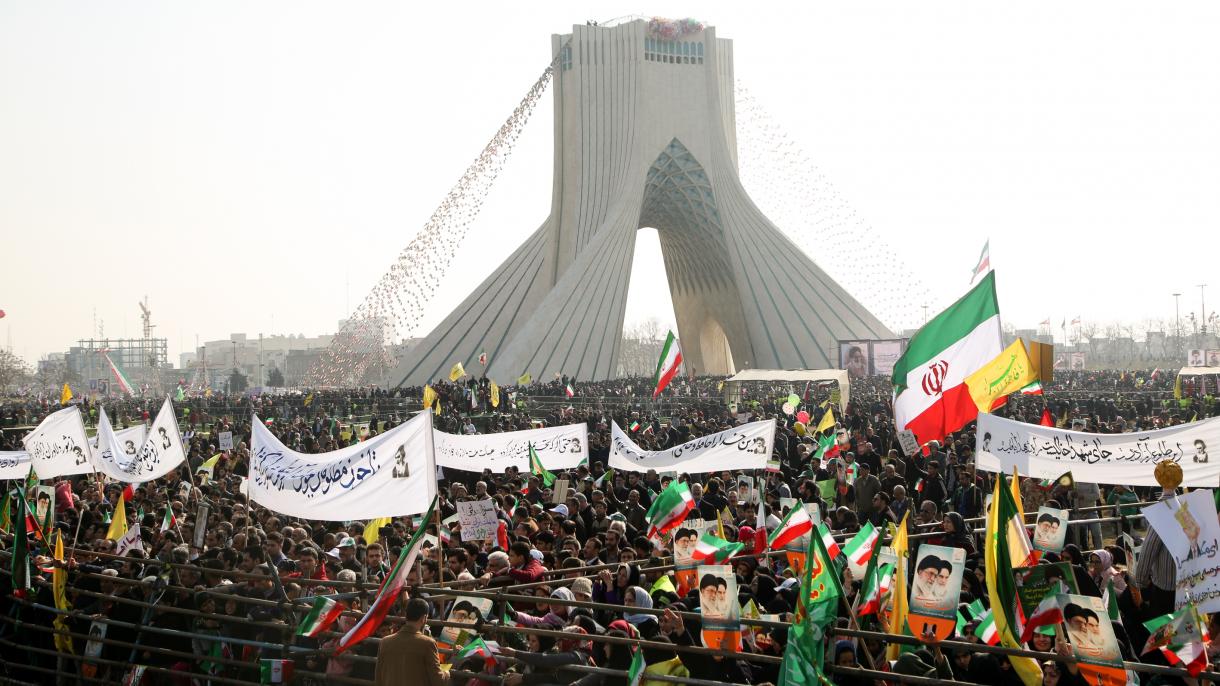 راهپیمایی 22 بهمن در تهران /رونمایی از موشک ضدزره توفان