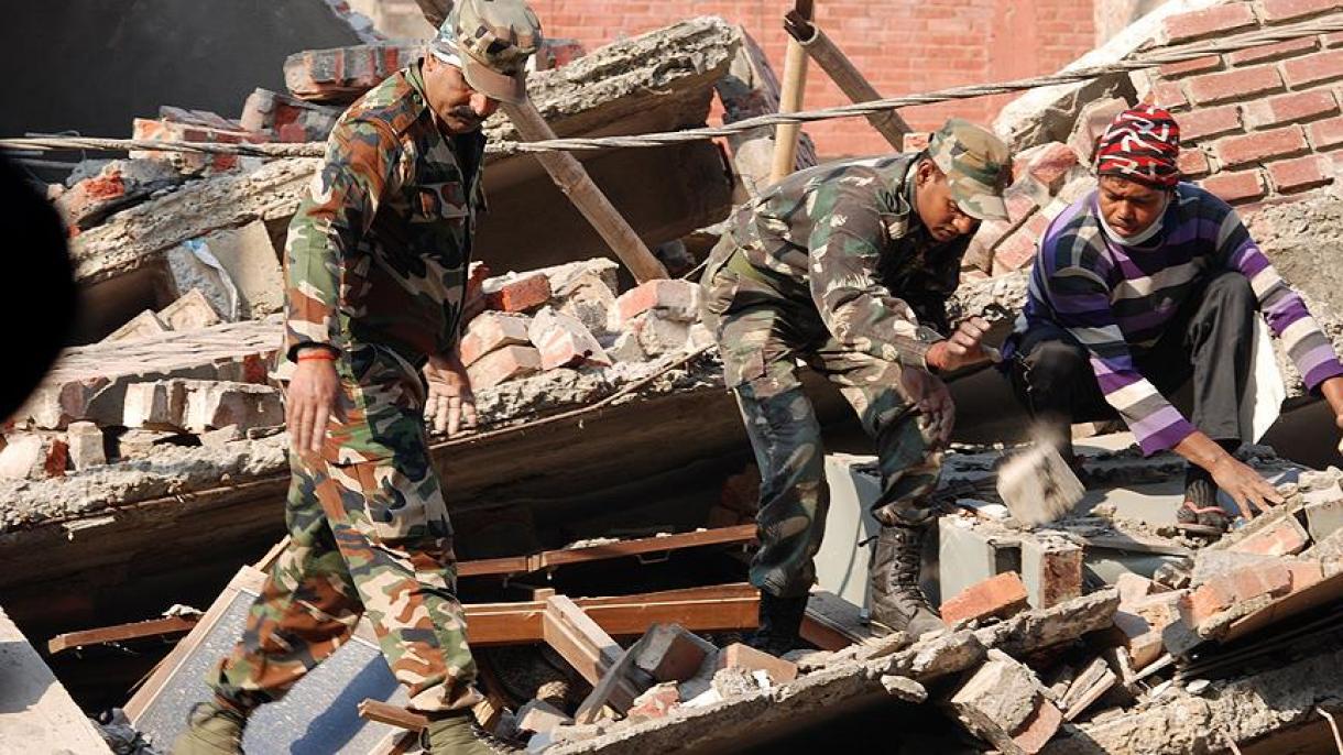 Se derrumba edificio de 4 pisos en la India
