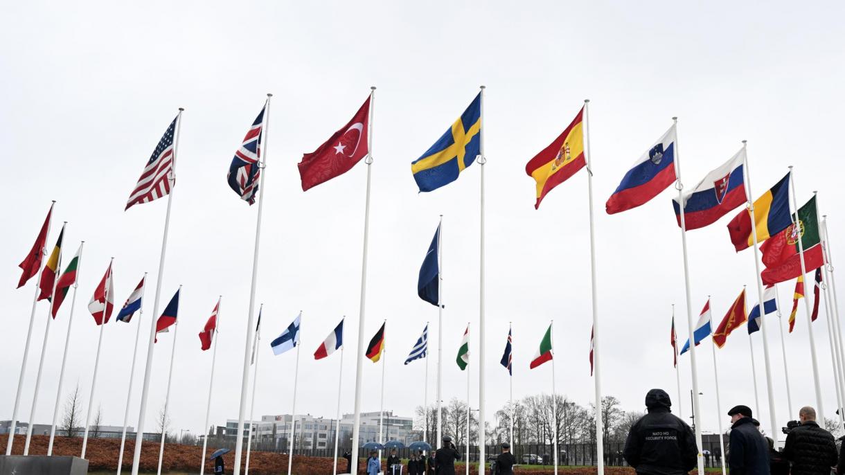 La bandiera svedese è stata issata al quartier generale della Nato