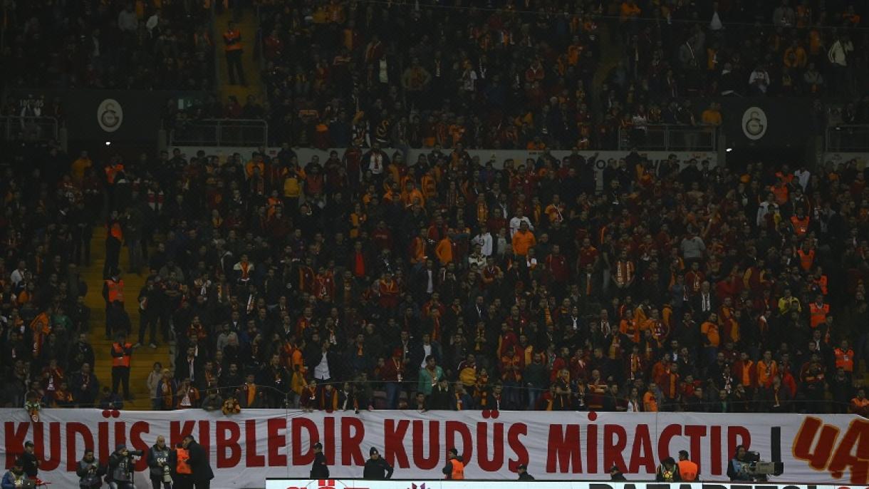 Pancarta pro-Jerusalén en partido de fútbol de los equipos turcos