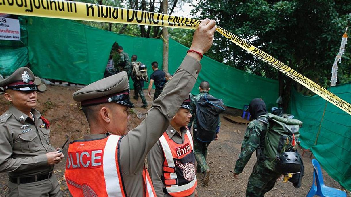 Rescatan a 6 niños de la cueva tailandesa