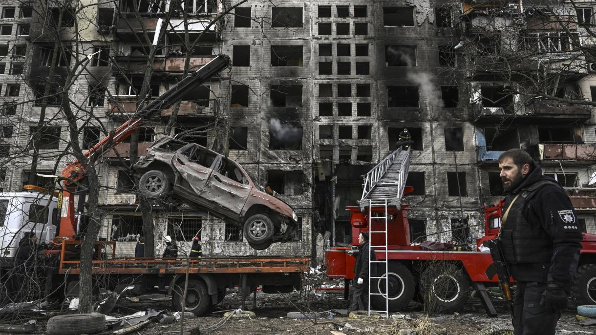俄罗斯军队继续攻打乌克兰 基辅一栋公寓楼被炮弹击中