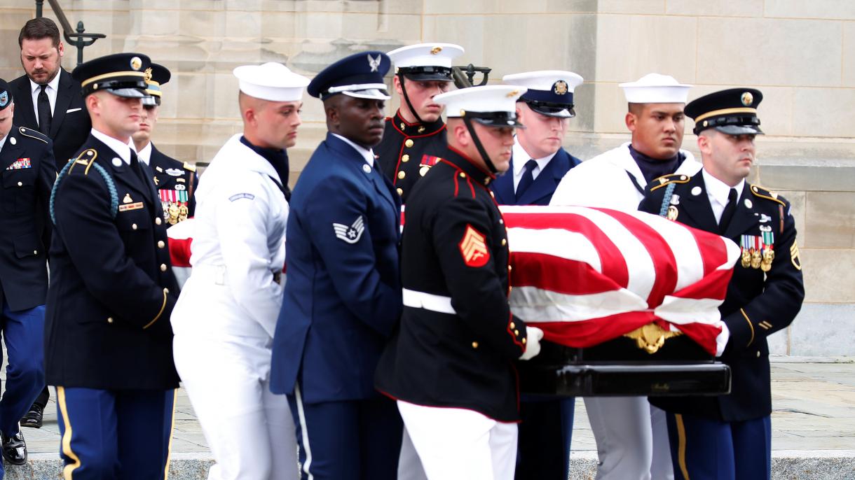 Si sono svolti i funerali di McCain