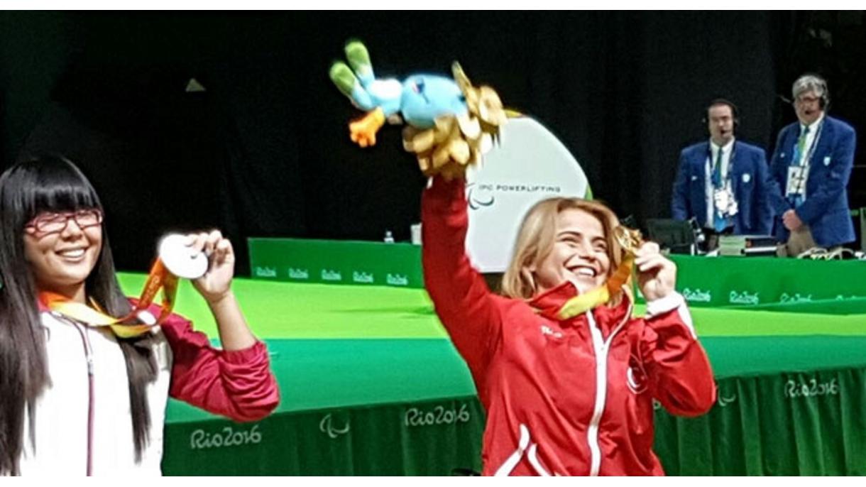 Levantadora de peso turca quebra recorde mundial nos Jogos Paraolímpicos