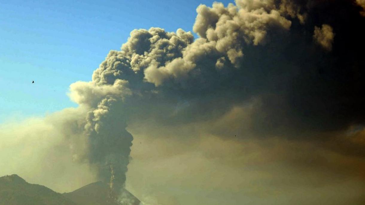 El volcán Pacaya de Guatemala presenta un flujo de lava de 500 metros