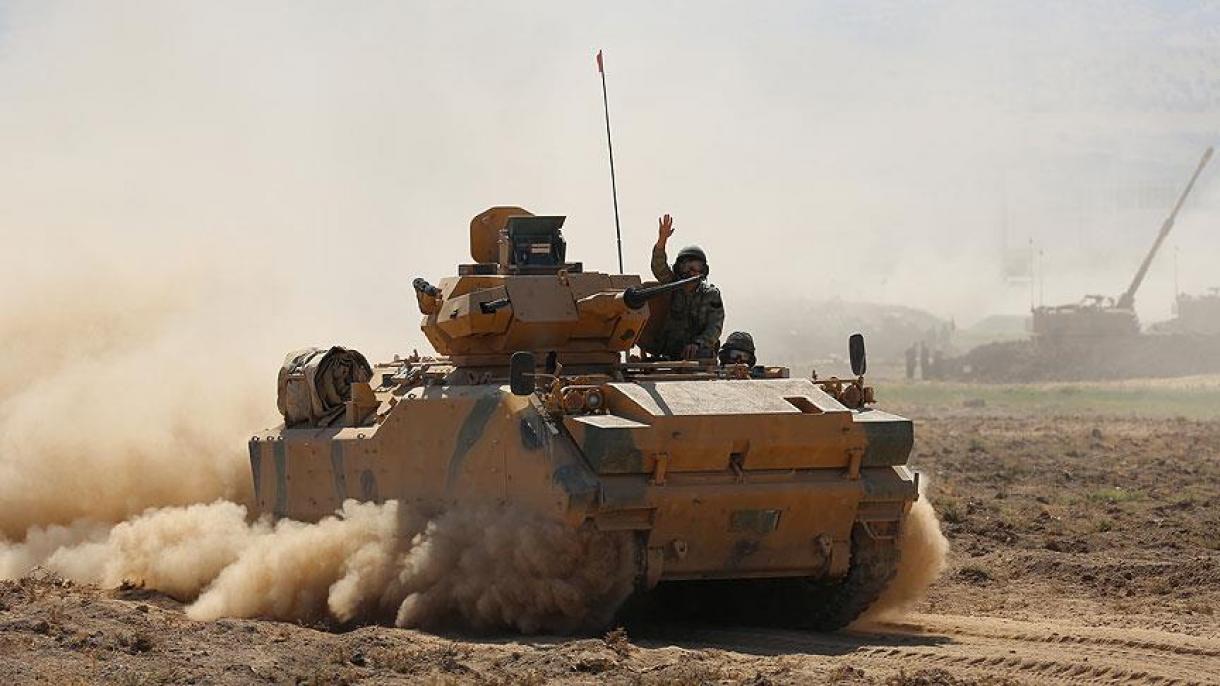 Movimento militar no Portão da fronteira de Habur entre a Turquia e o Iraque