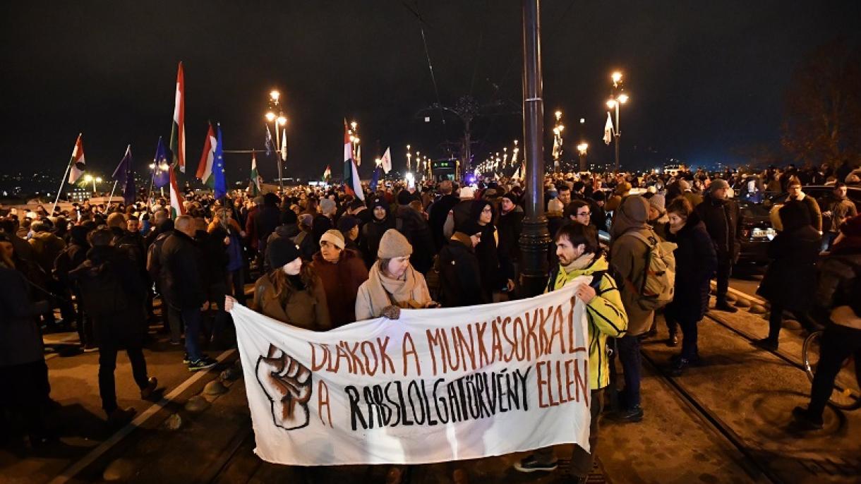 A munka törvénykönyve módosítása ellen tüntettek Budapesten