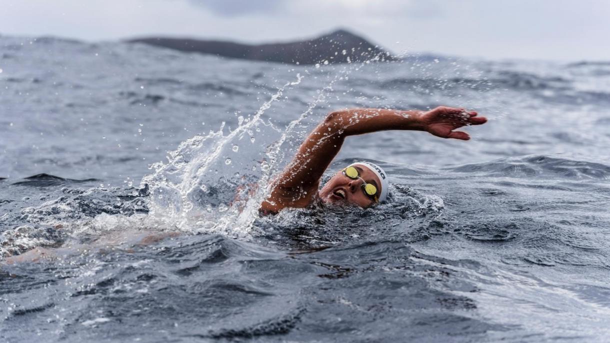 Nadadora chilena bate récord nadando de un océano a otro