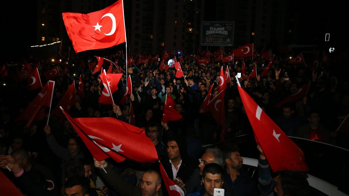 Ciudadanos protestan los obstáculos aplicados por Holanda contra los ministros turcos