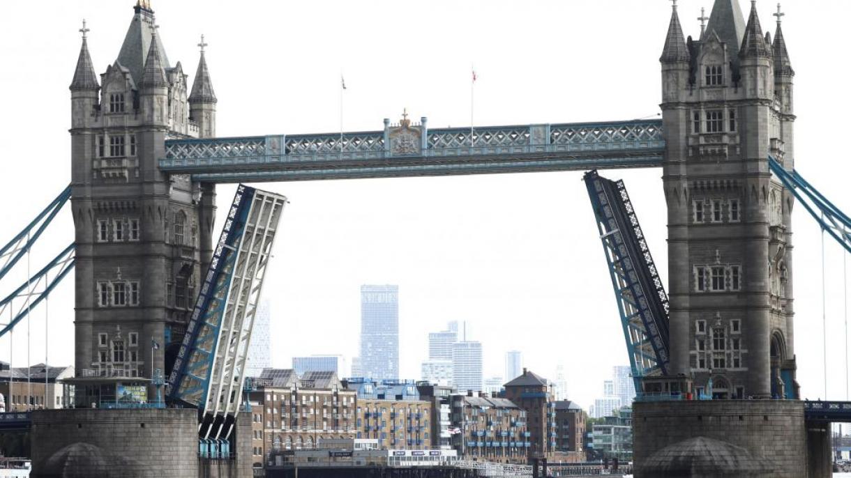 伦敦塔桥因技术故障无法关闭致使交通堵塞