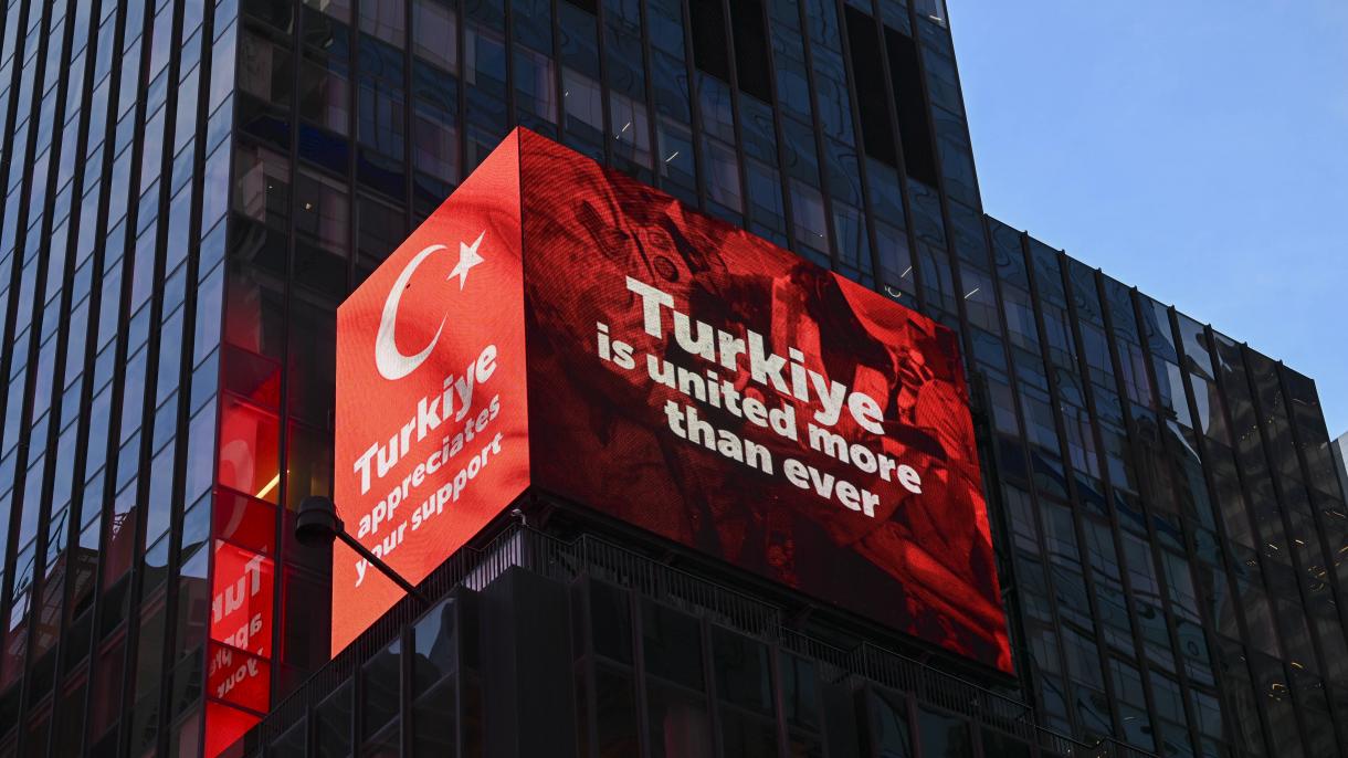 «Times» даңғылындағы билбордтарда әсерлі хабарлама