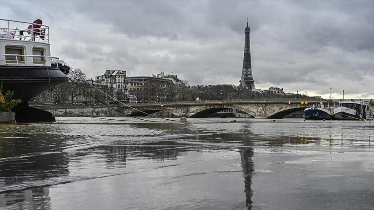巴黎暴雨引发洪水