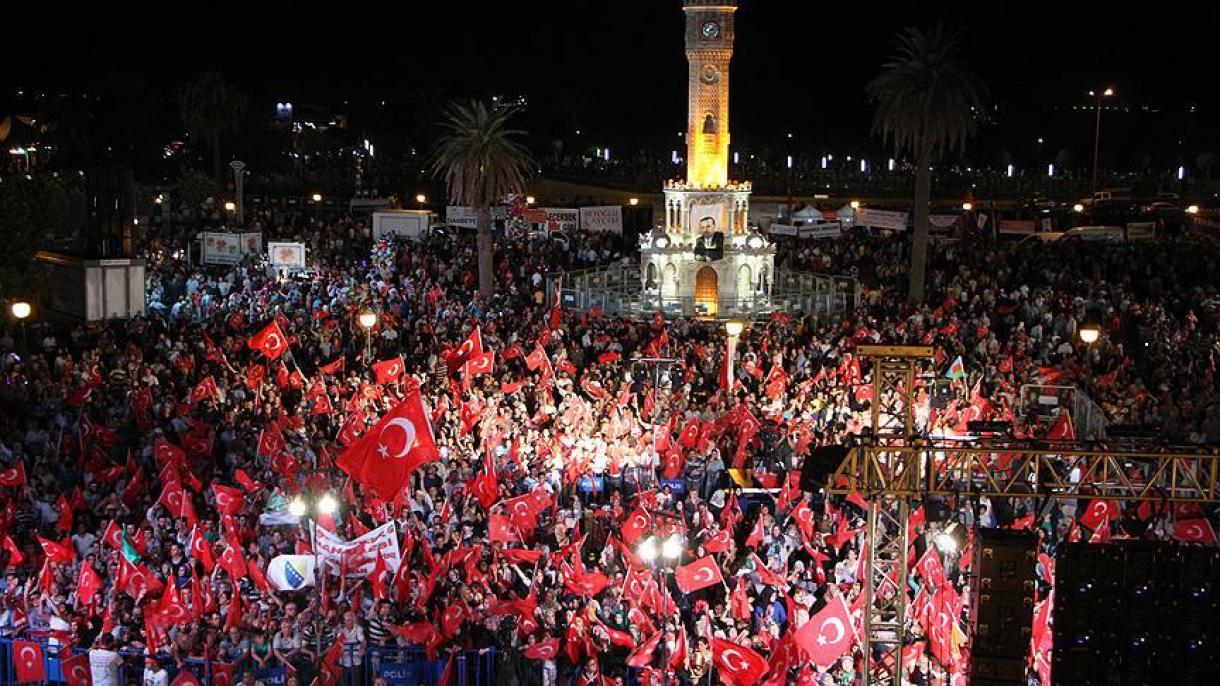 土耳其81个城市民众继续民主执勤