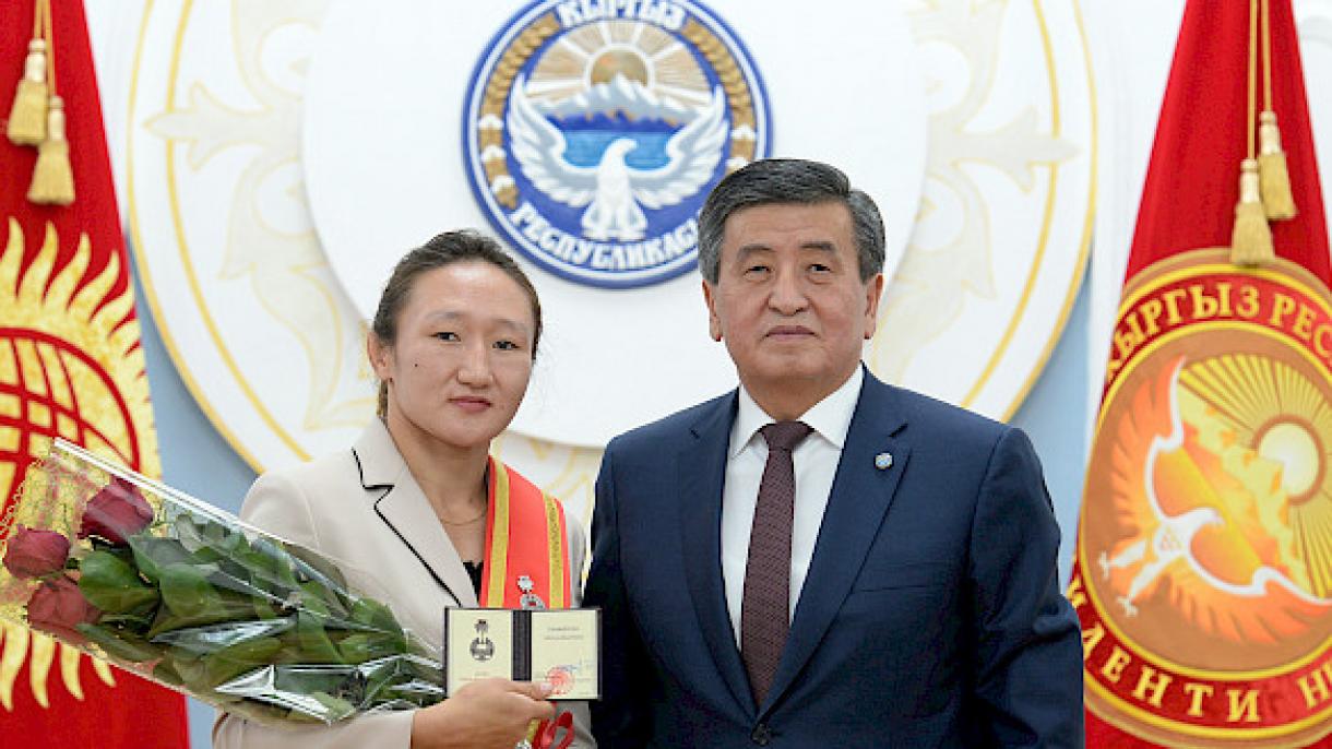Qirg’iziston Prezidenti Jeenbekov, Jahon chempioni Aysulu Tinibekovani tabrikladi
