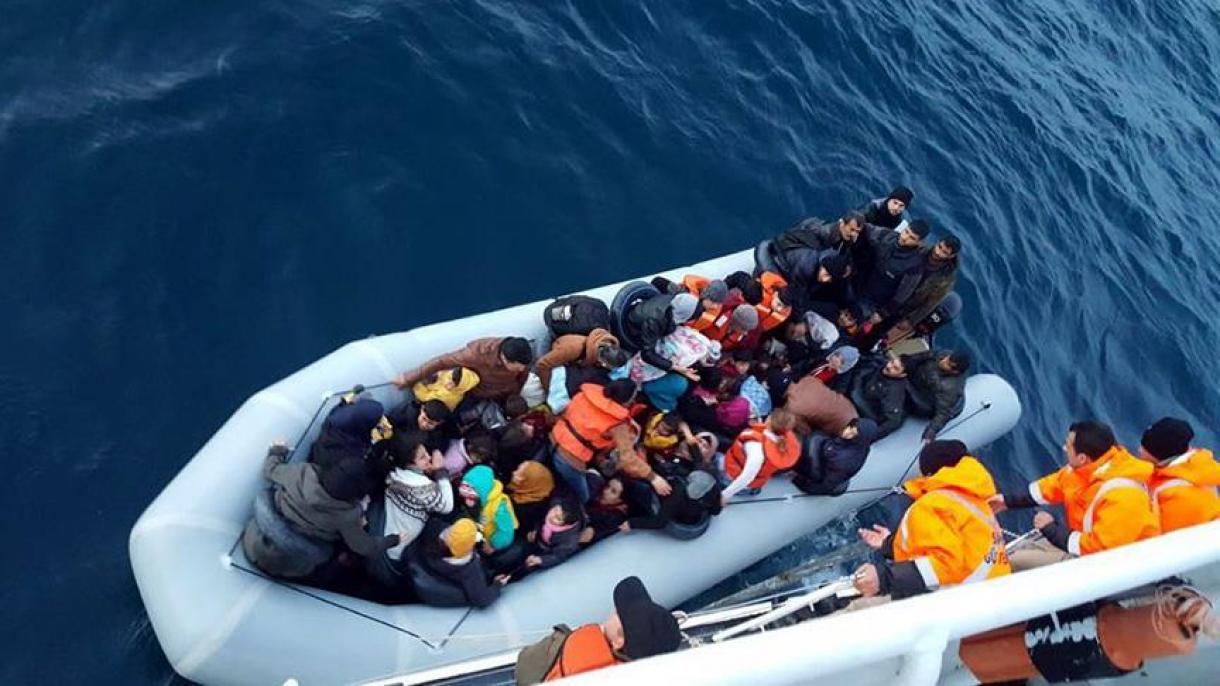 180 refugiados foram resgatados num bote inflável em Trípoli