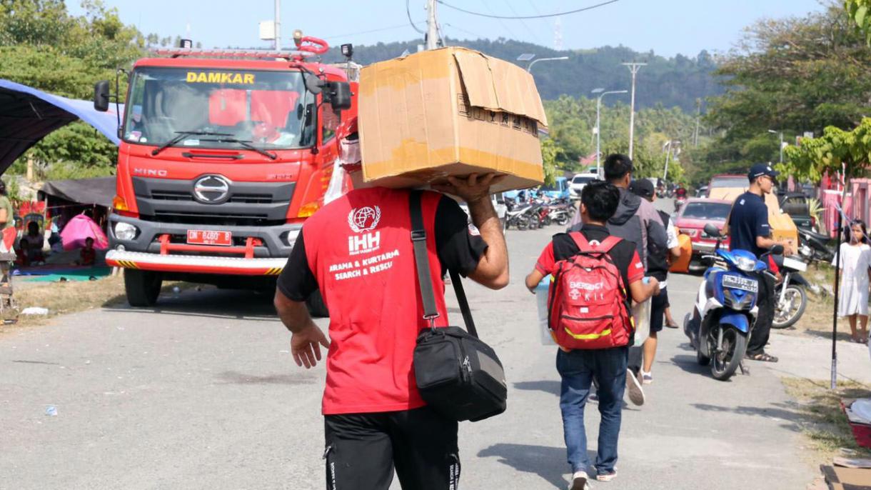 土耳其IHH基金会向印尼灾民送去救援物资