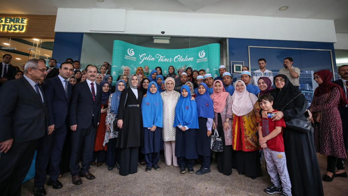 Emine Erdoğan Pakisztánban részt vett a TİKA varrógép adományozási programján