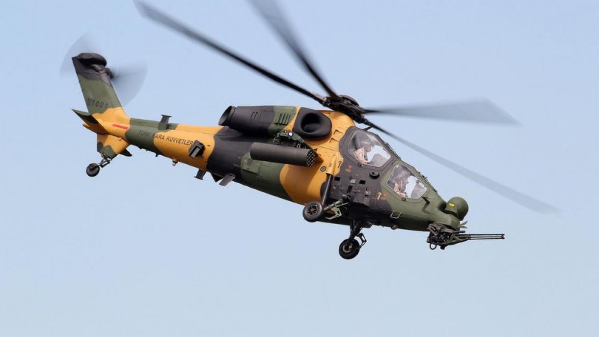 Os Helicópteros de combate T-129 ATAK realizam exibição de voo na Feira de Aviação em Paris