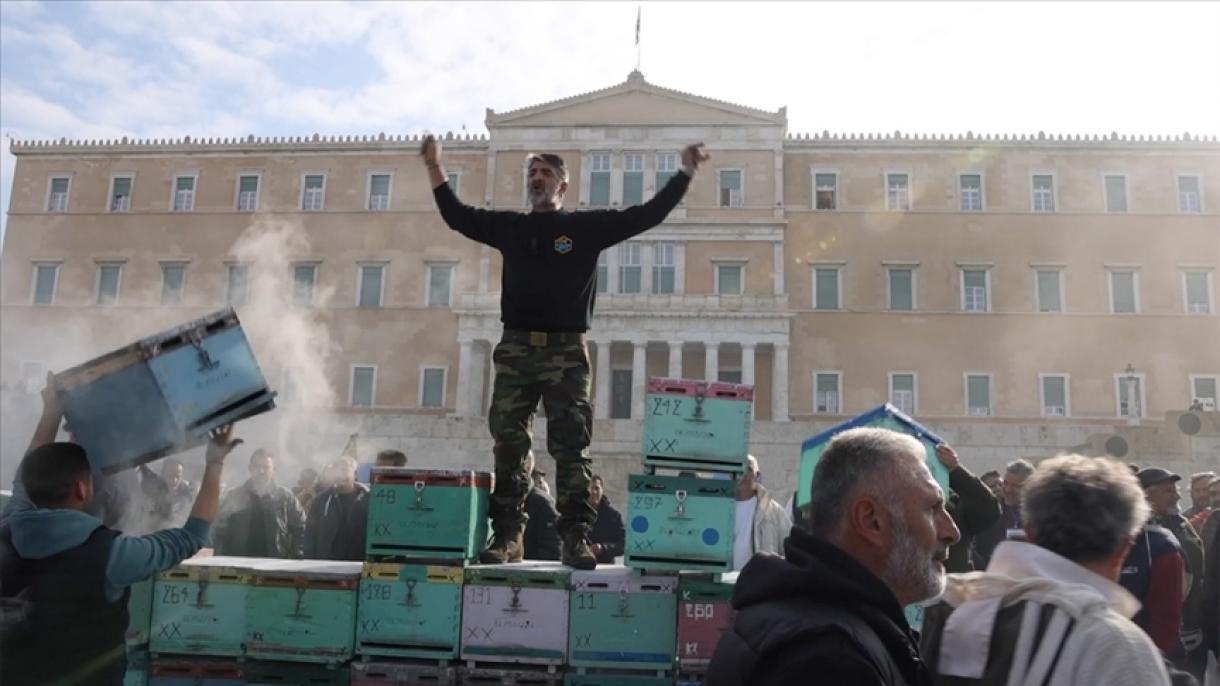 Los apicultores realizaron una manifestación frente al edificio del parlamento en Grecia
