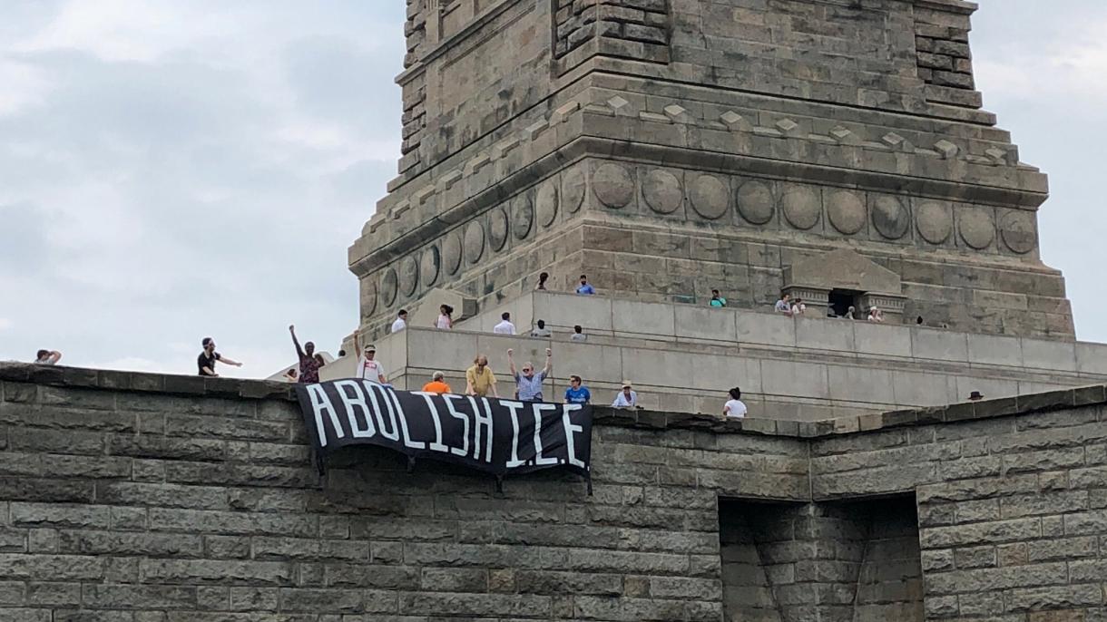 ozgurluk heykeli gocmen protestosu.jpg