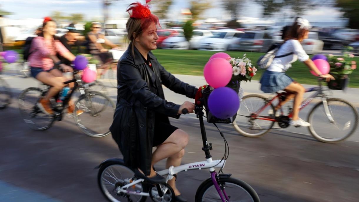 伊兹密尔举办“花式女子自行车之旅”活动