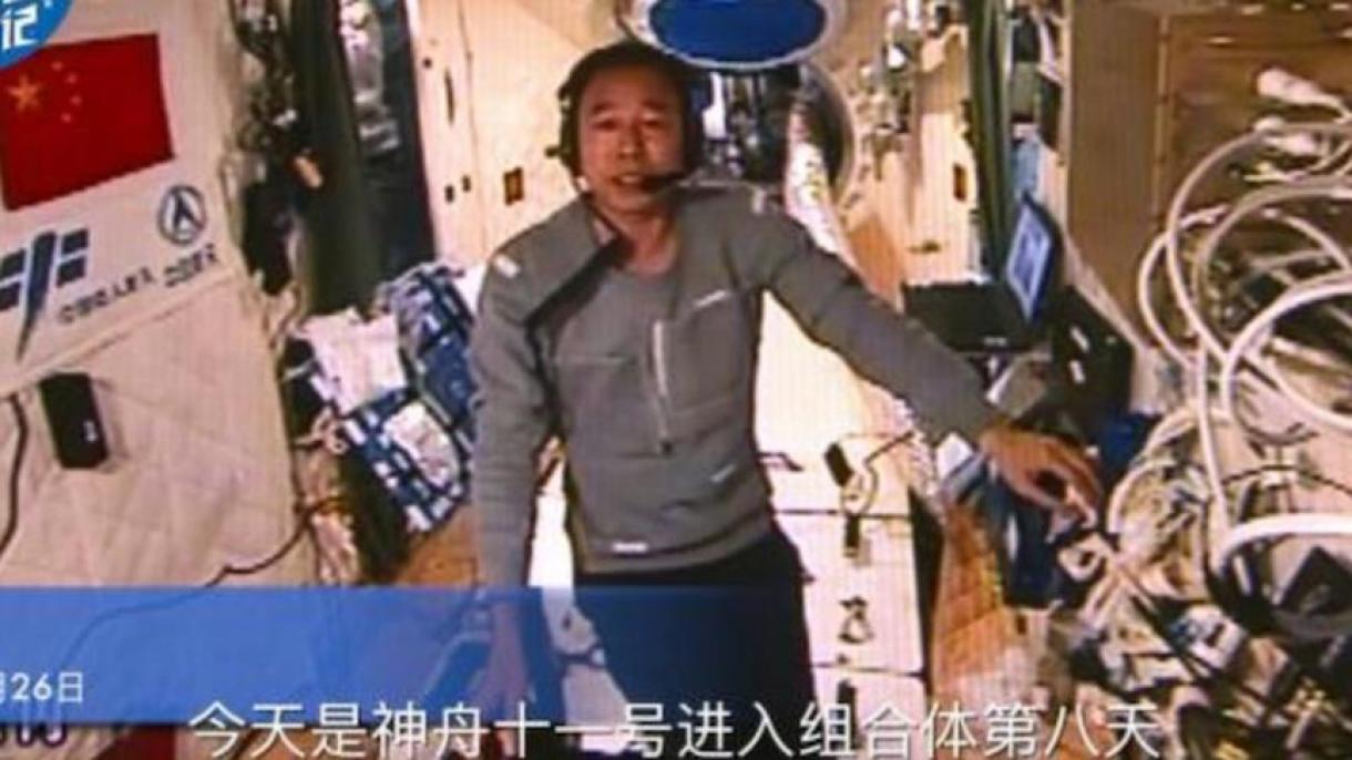 中国宇航员景海鹏和陈东以特约记者身份从天宫二号发回报道