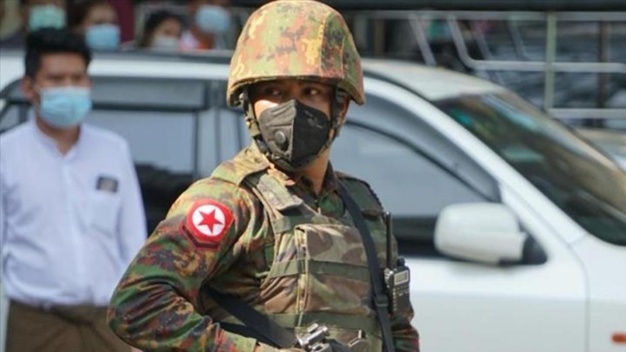 缅甸军队对示威者进行干预打伤4人