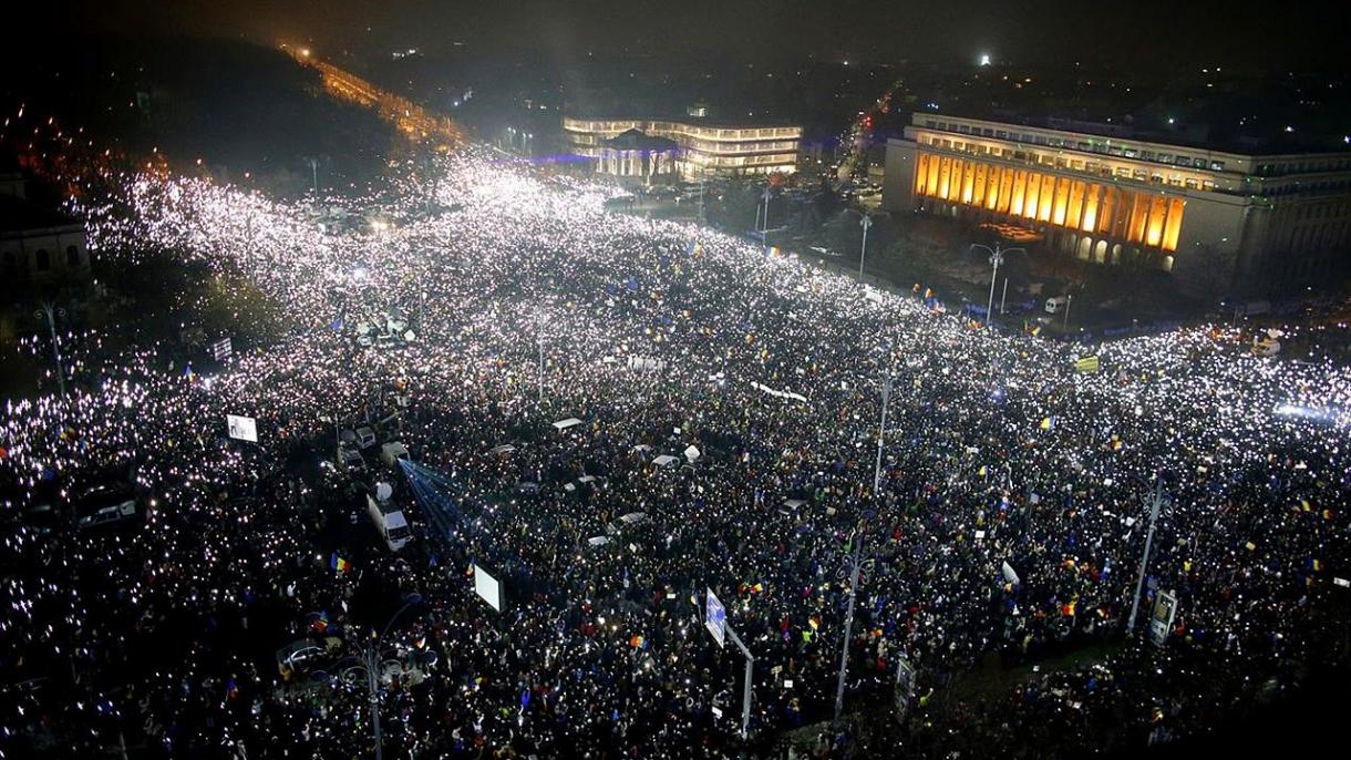 在罗马尼亚首都数万人继续示威抗议腐败