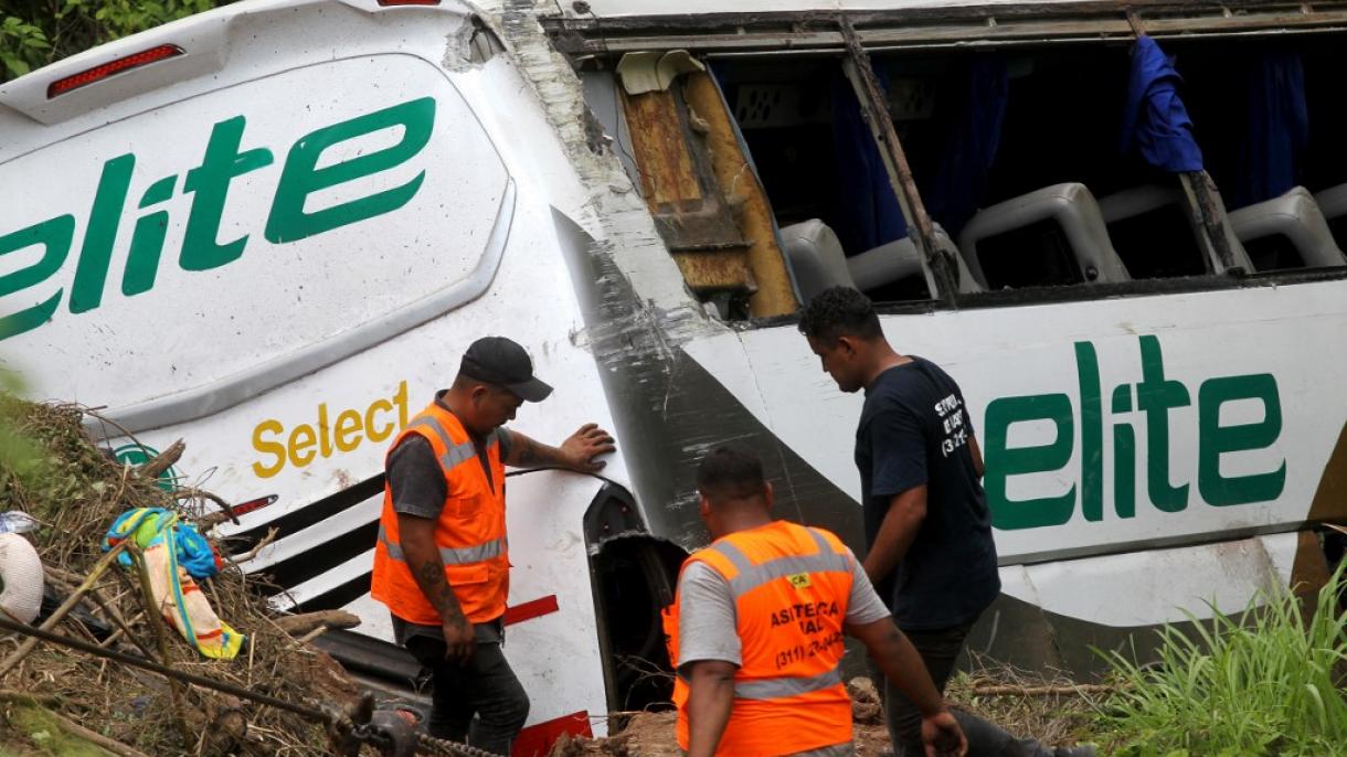 Al menos 18 muertos en accidente de autobús en Nayarit, México