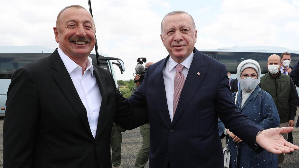 Prezident Erdogan Azerbaýjanyň Prezidenti Aliýew tarapyndan resmi dabara bilen garşylandy