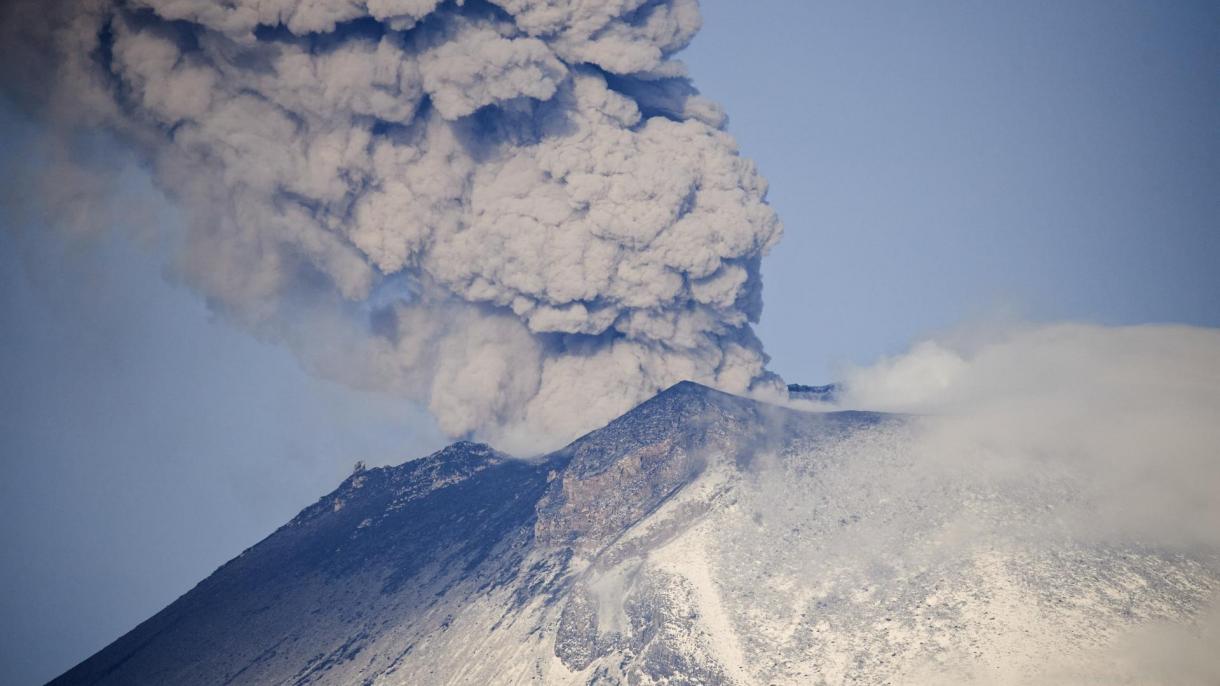 Volcán Popocatépetl provoca tormenta de polvo en México