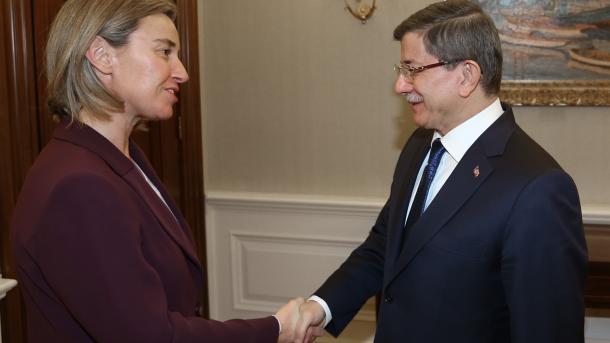 Davutoglu y Mogherini abordaron la presencia regional de Rusia