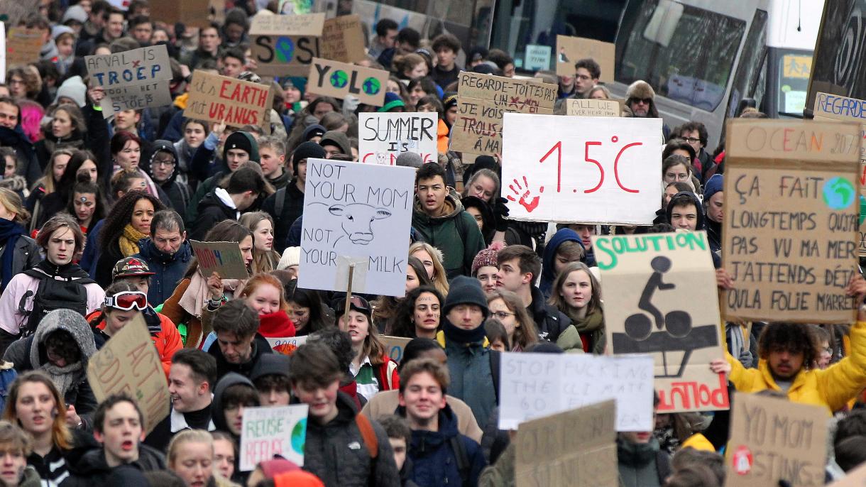 比利时青年为气候问题继续抗议