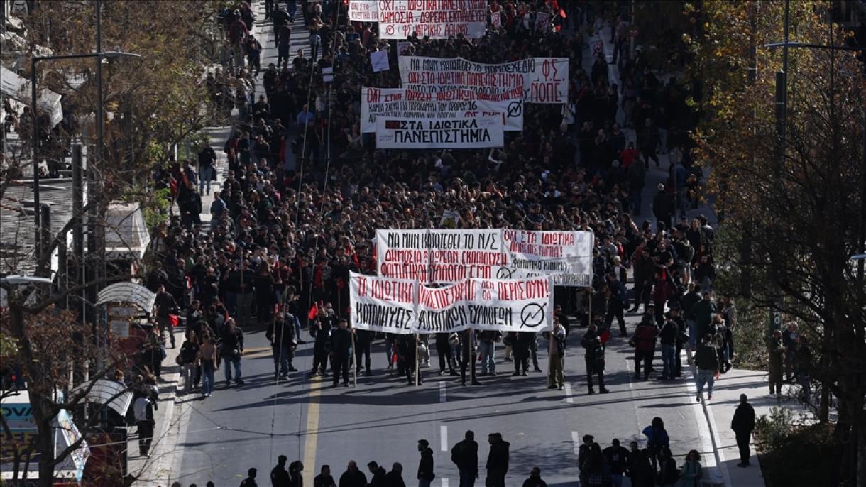 希腊学生和教师抗议允许开办私立大学法案