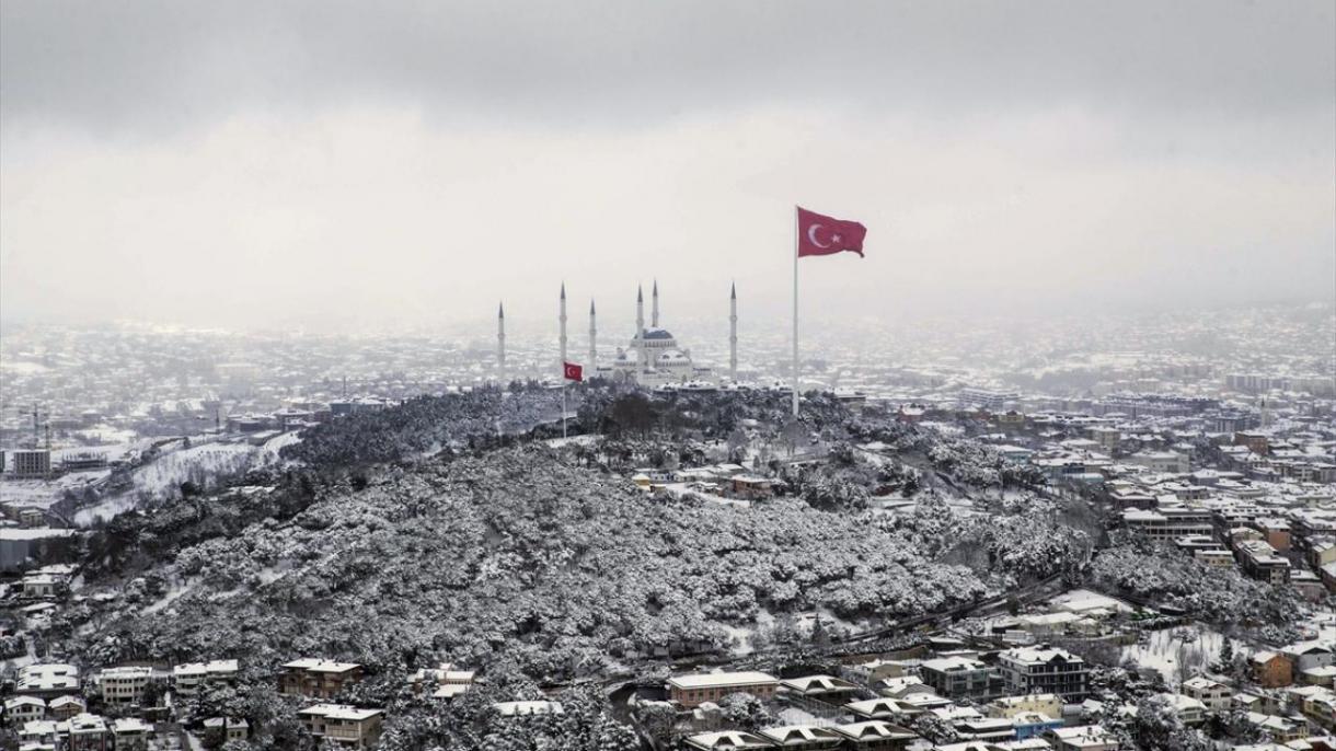 İstanbula ilin ilk qarı yağdı
