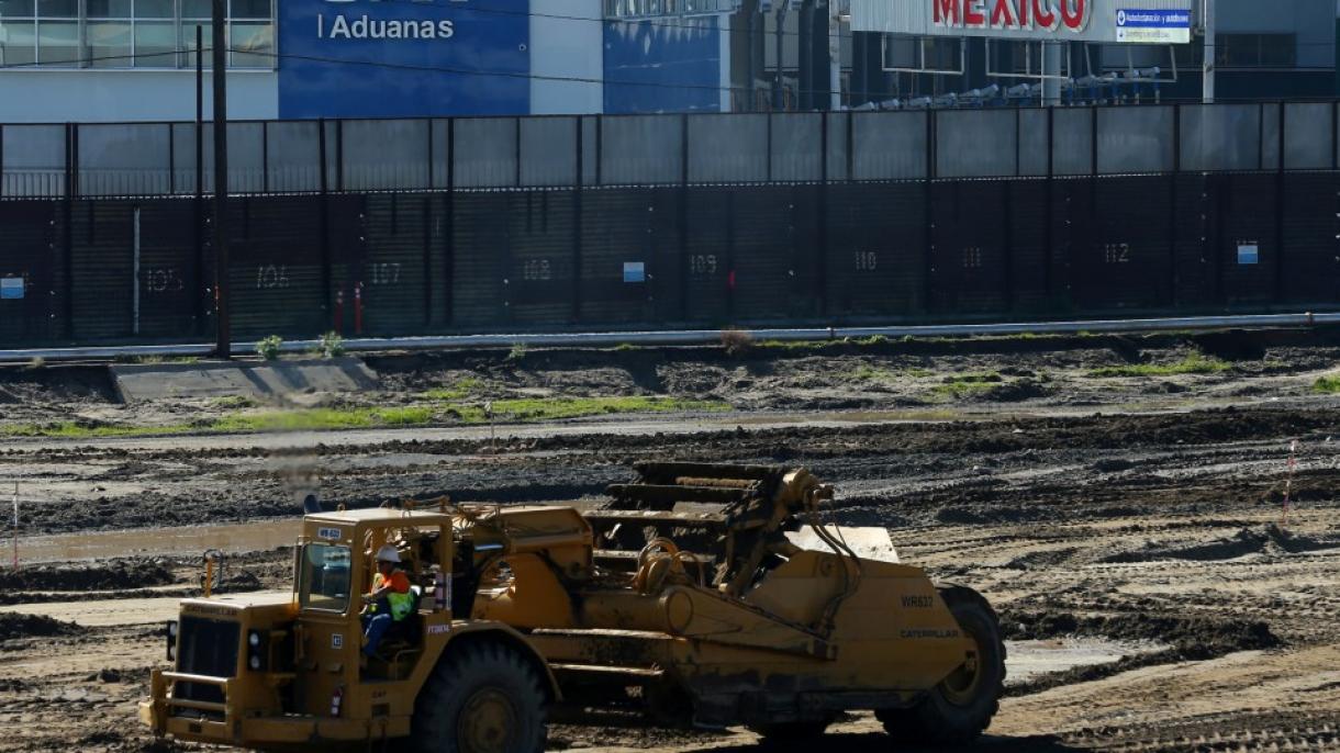 امریکا در سرحد مکسیکو دیوار احداث میکند