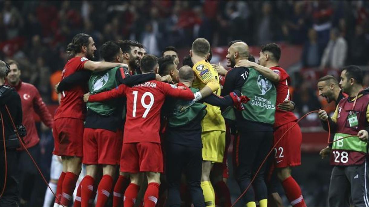 صعود تیم ملی تورکیه به یورو 2020 و حضور اردوغان در لباس پوشی بازیکنان