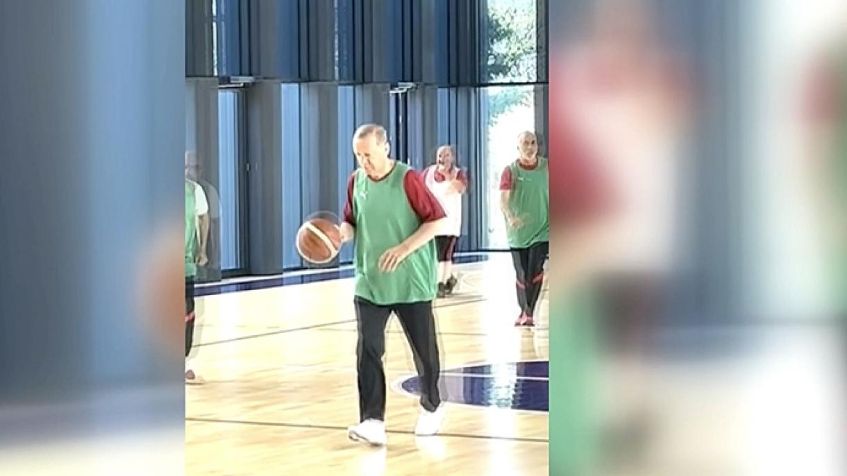 Türkiyə prezidenti basketbol oynadı