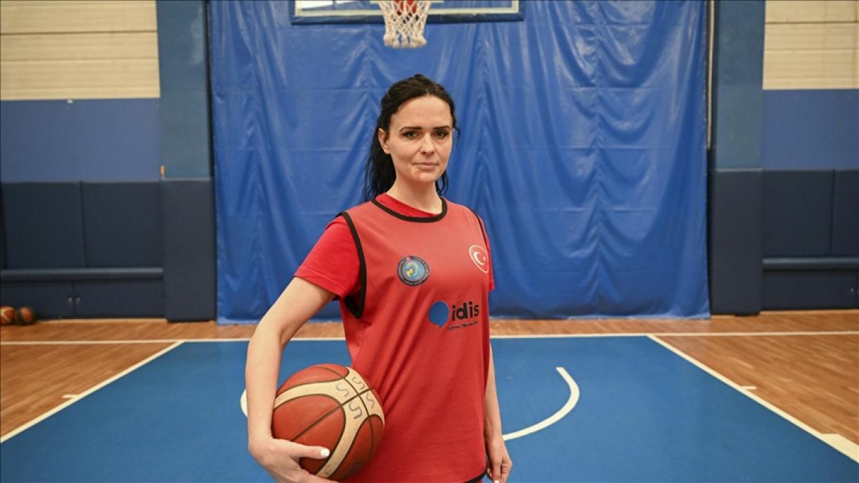 کاپیتان دوم تیم ملی بسکتبال بانوان ناشنوای ترکیه الگوی برای جوانان