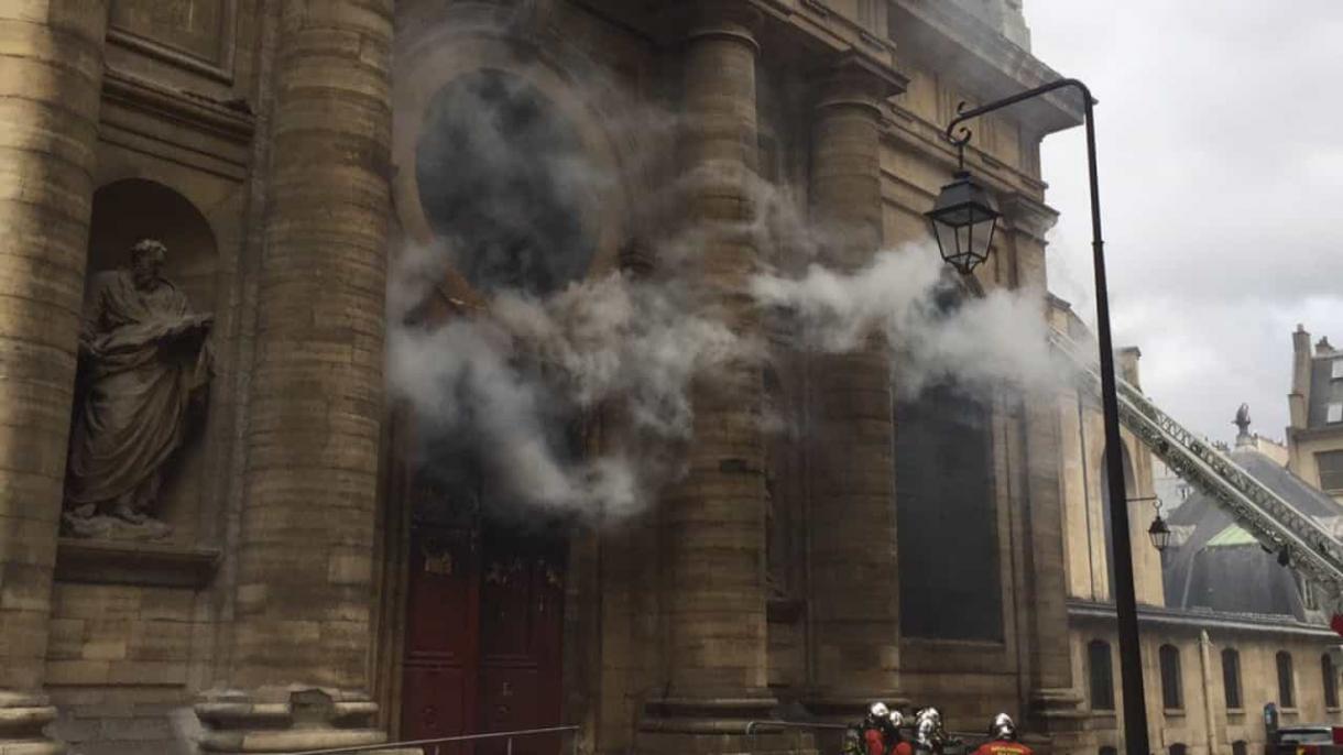Tűz ütött ki a párizsi Saint Sulpice templomban
