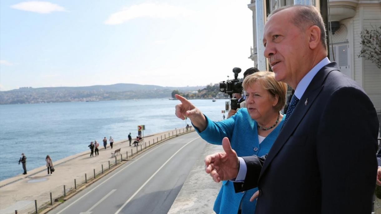 Merkel evalúa su visita a Turquía a través de redes sociales