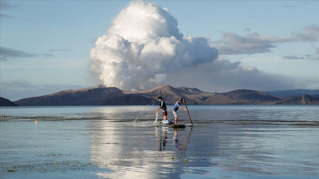 Hamufelhőt lövell a Taal vulkán