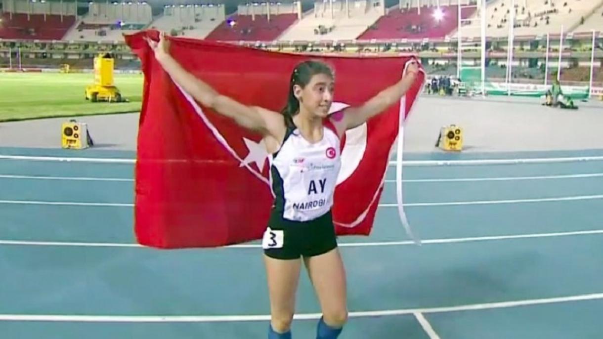a atleta turca Ay Mizgin ganha medalha de ouro no Campeonato Mundial de Atletismo