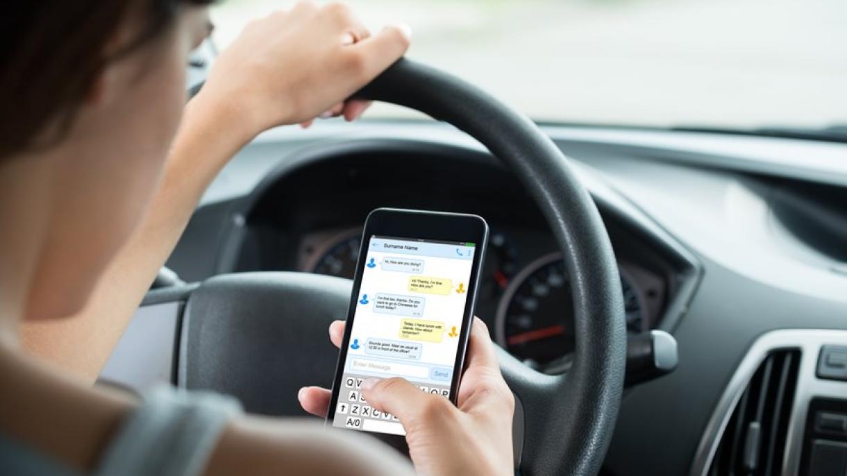 خطرات استفاده از تلفن همراه در حین رانندگی